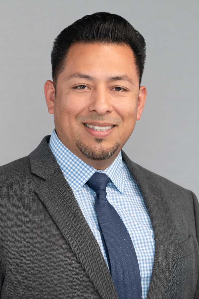 Byron_Loza_4x6 800px.jpg